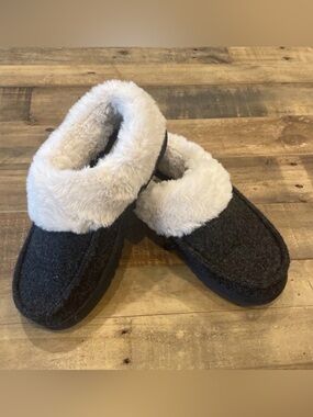 Dearfoams Women’s Slip On Fur Lined Slipper Shoes Black Size Small 5-6 US